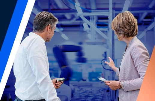 Par de gerentes de planta observando una línea automatizada